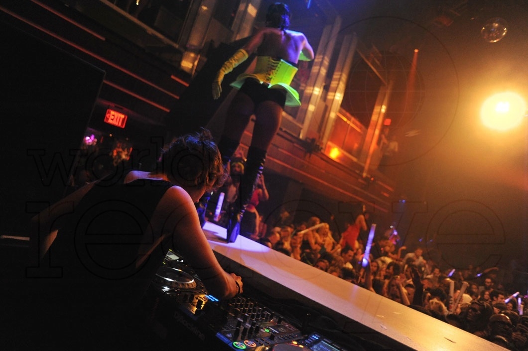 16-Danny Avila DJing4