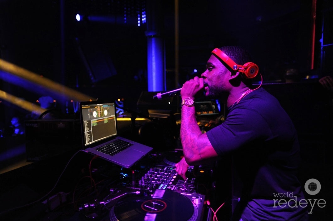 10-DJ Stevie J djing 8