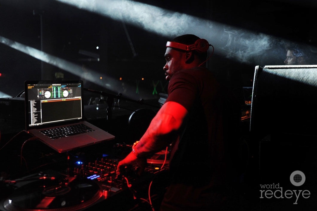 11-DJ Stevie J djing 3