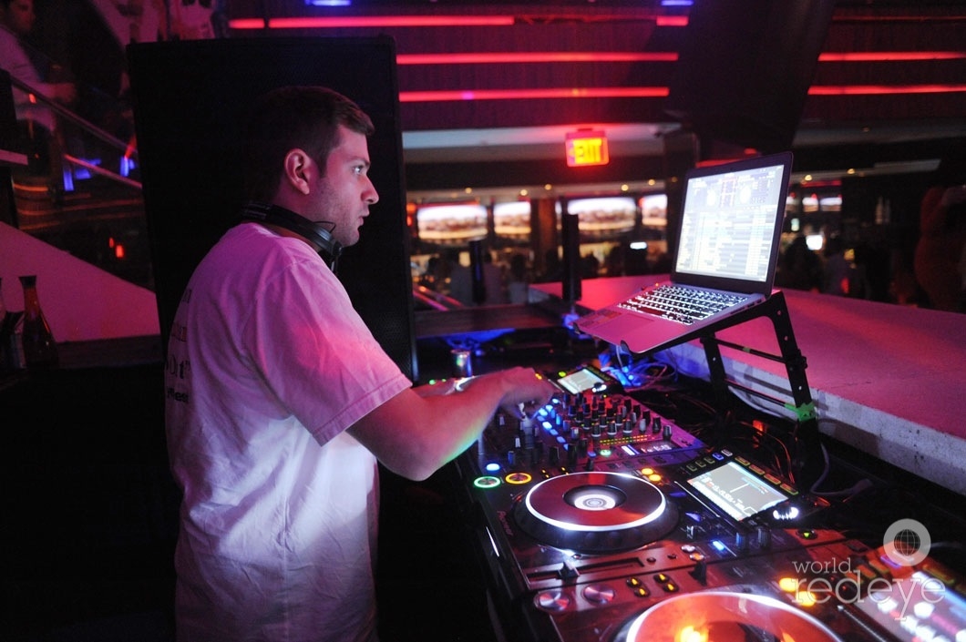 10-Derek Walin DJing