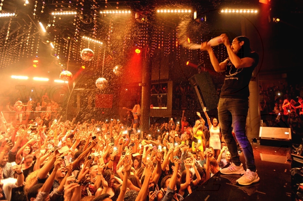 11-Steve Aoki performing 3