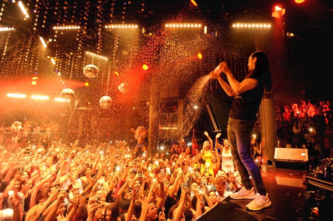 12-Steve Aoki performing 2