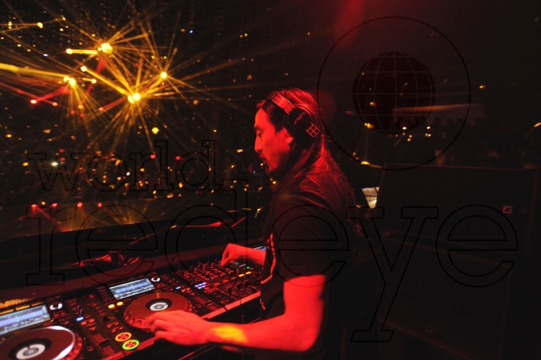 22-Steve Aoki djing 19