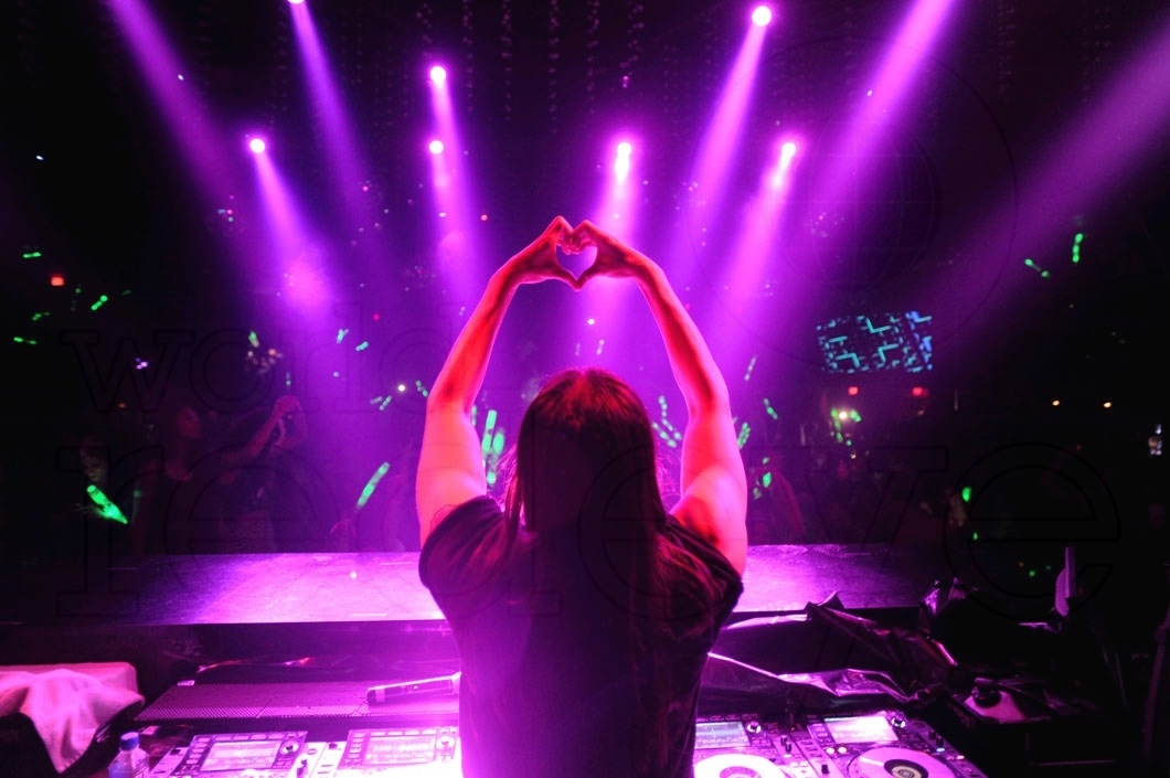 3-Steve Aoki djing 64