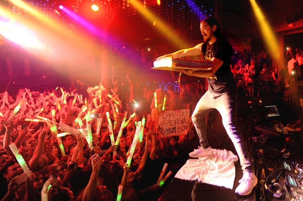 7-Steve Aoki performing 17