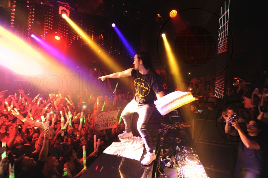 8-Steve Aoki performing 18