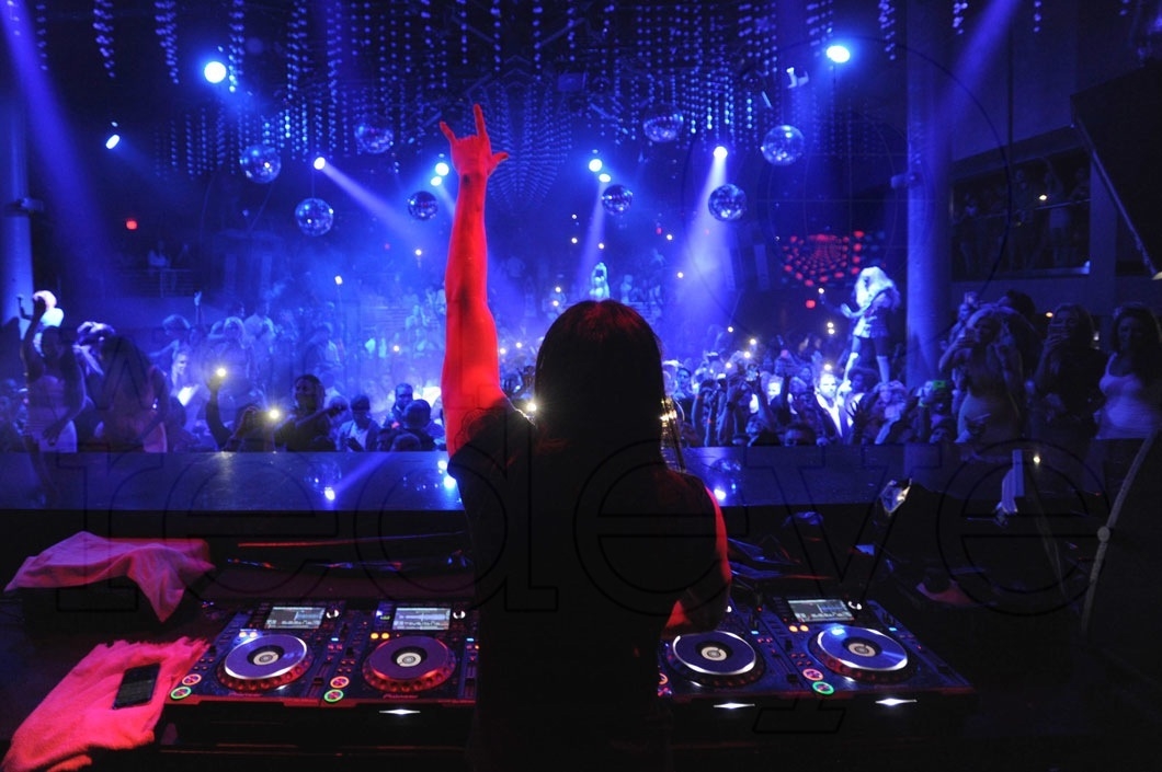 v-Steve Aoki djing 44