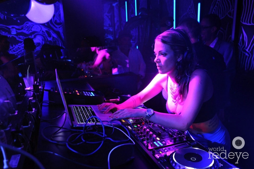 11.5b-Viviana Toscanini DJing2