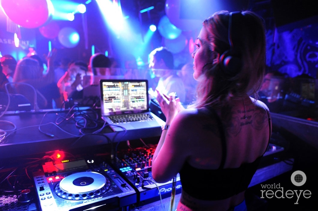 12-Viviana Toscanini DJing3