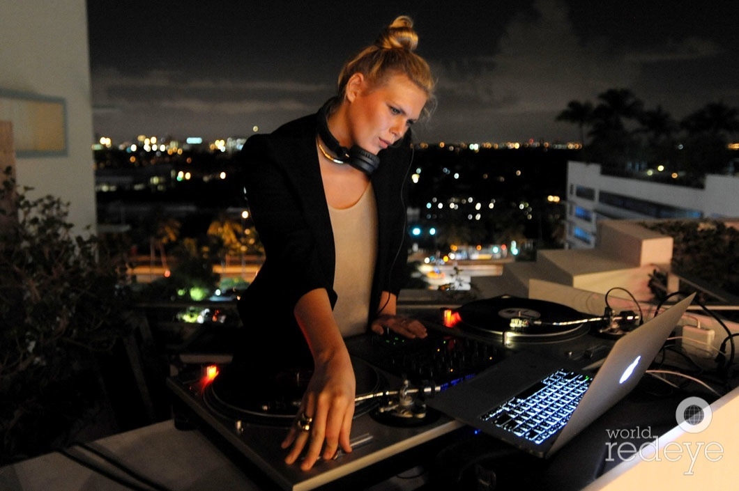 6-Alexandra Richards djing 2