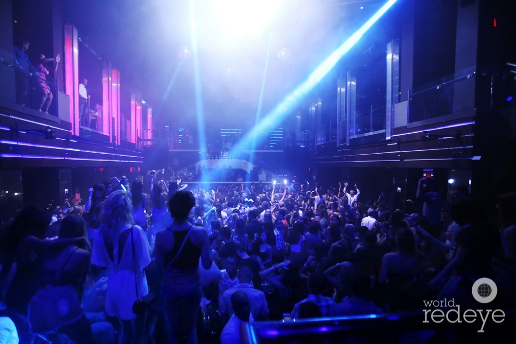 8-Atmosphere at LIV at Fontainebleau1