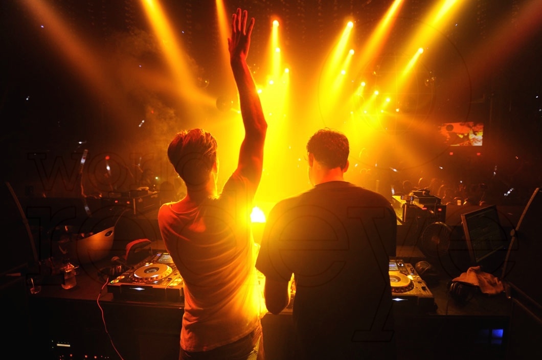 23-The Chainsmokers djing 20