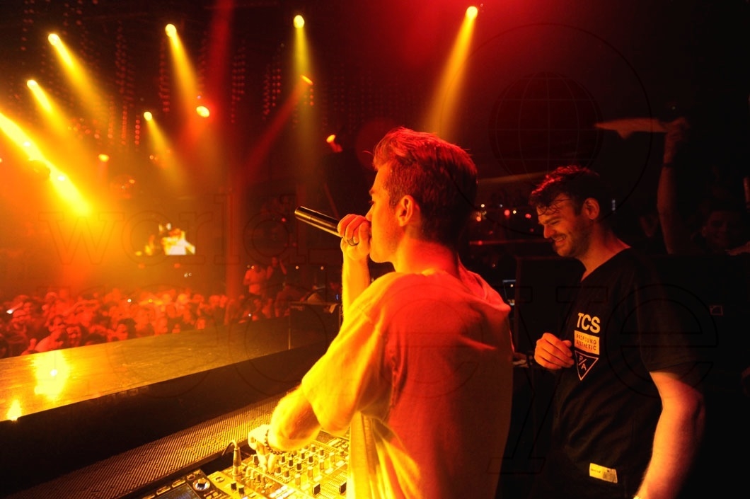 25-The Chainsmokers djing 63