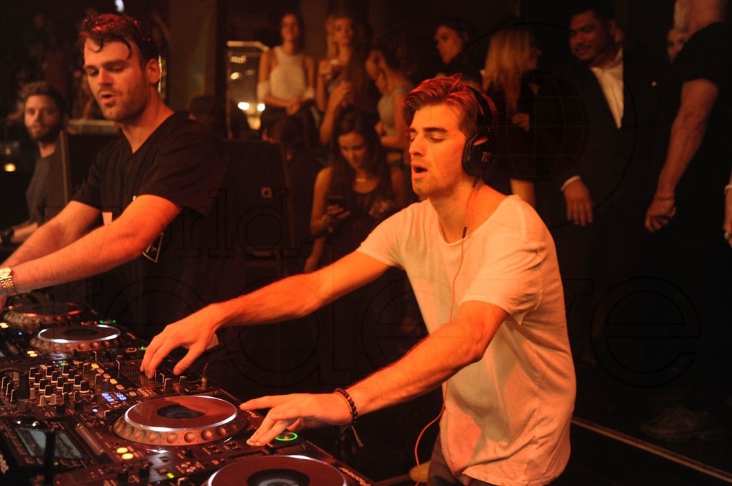 26-The Chainsmokers djing 44