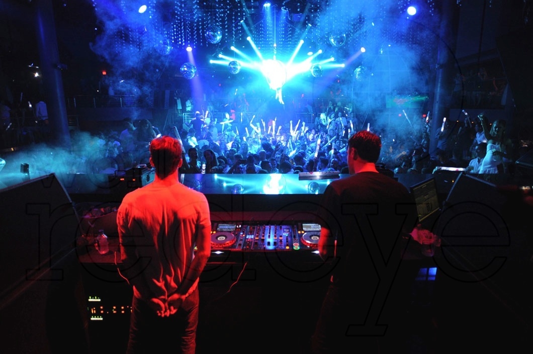 4-The Chainsmokers djing 19