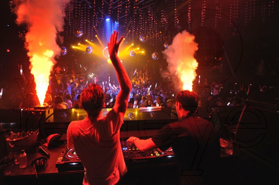 6-The Chainsmokers djing 5