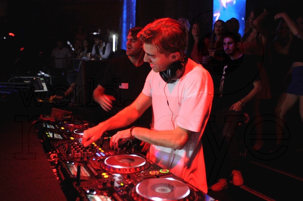 8.4a-The Chainsmokers djing 15