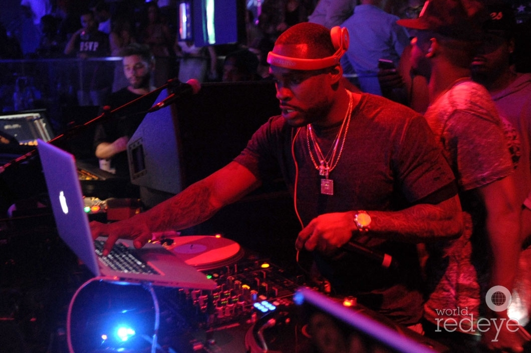 14-DJ Stevie J djing 2_new