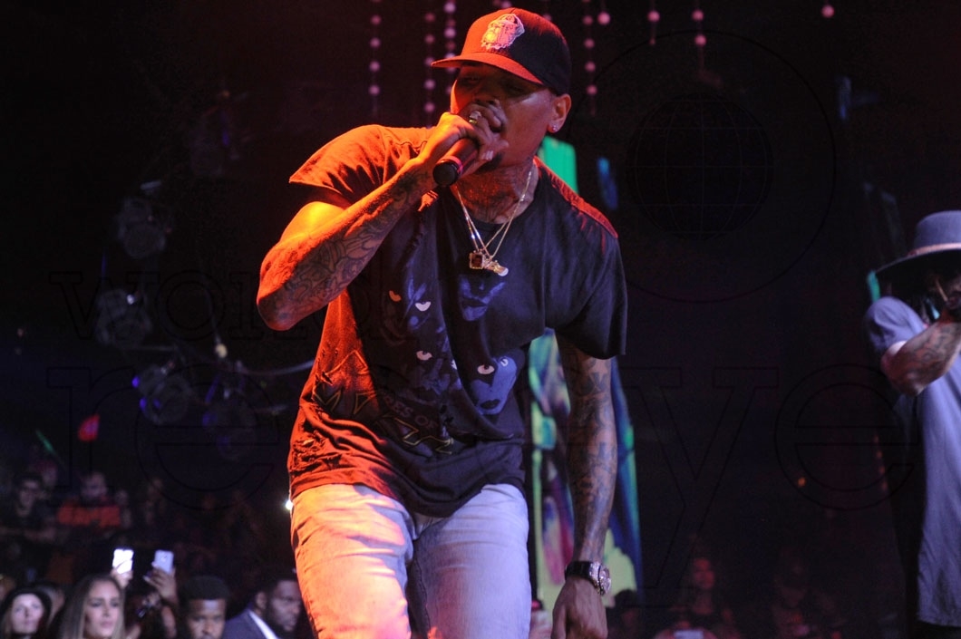 5.5-Chris Brown performing_new