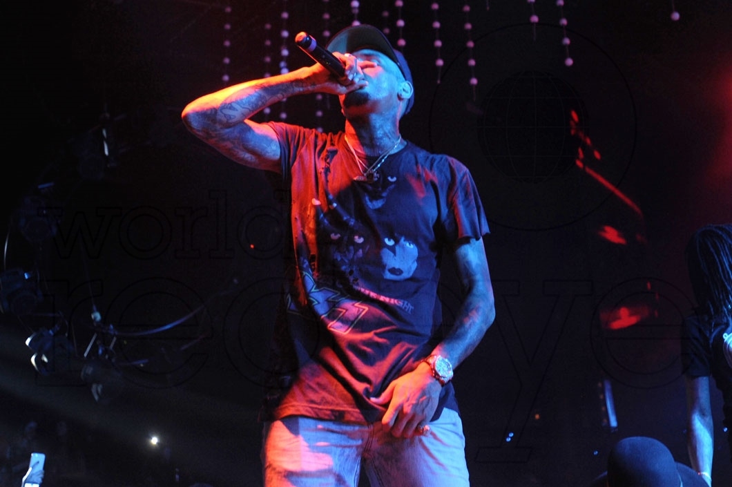 6.5-Chris Brown performing 1_new