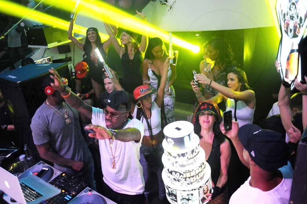 13-Stevie J & Jermine Dupri DJing6