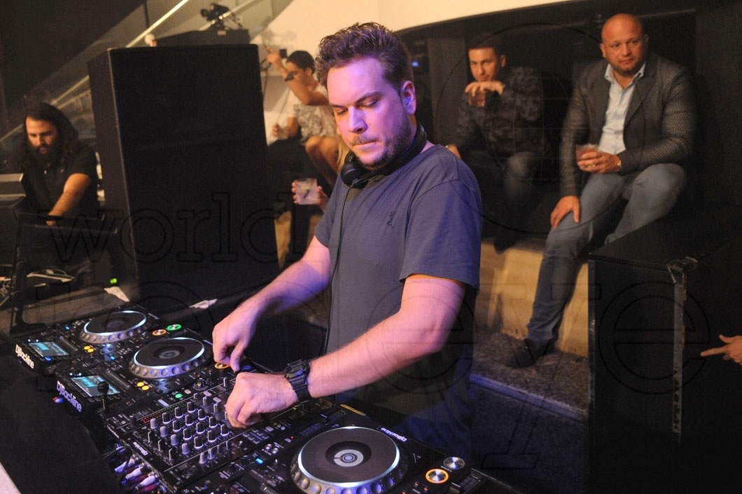 10-Alvaro DJing2