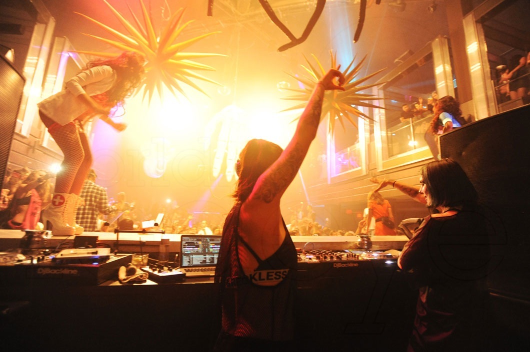 11-Krewella djing5