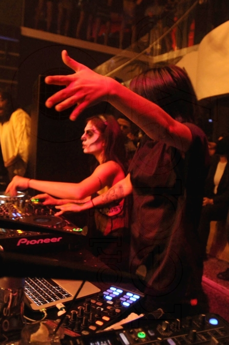 14-Krewella djing15