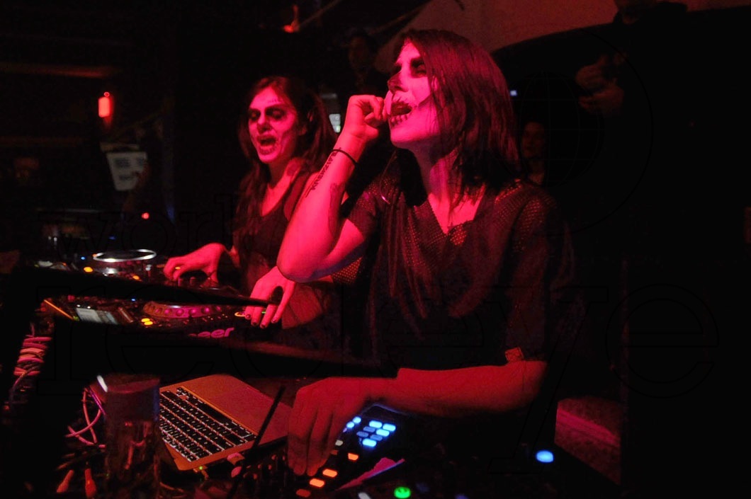 15-Krewella djing14