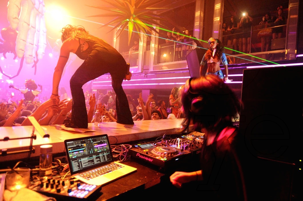 9-Krewella djing10