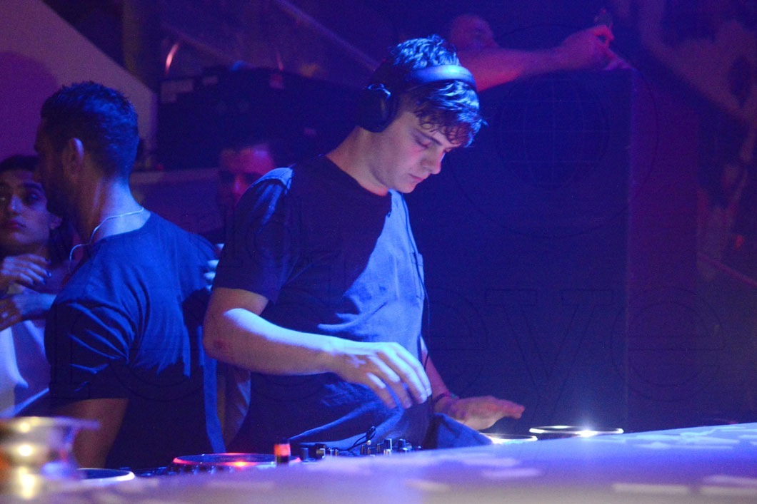 1.3-DJ Martin Garrix Spinning1