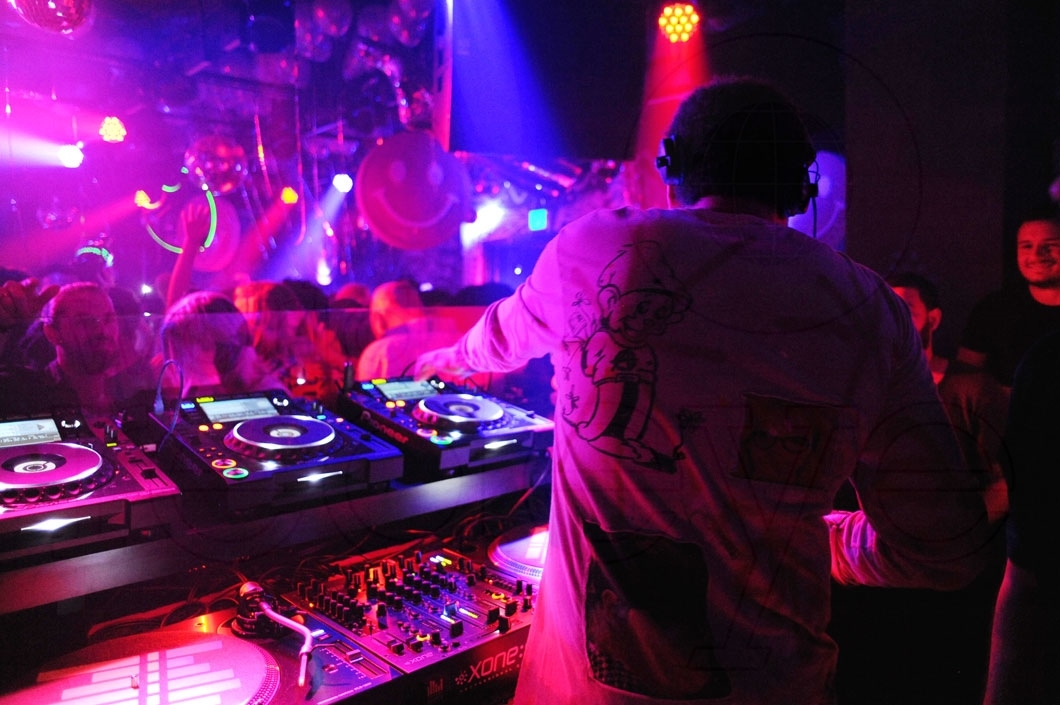 22-Seth Troxler DJing7_new