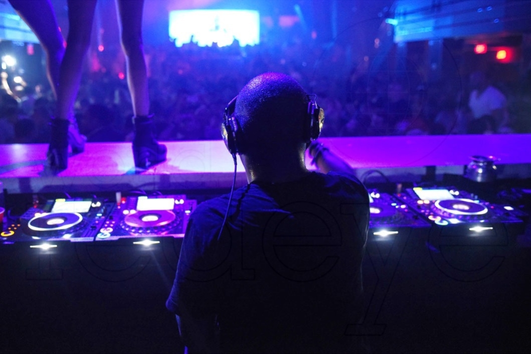 7-Erick Morillo DJing2