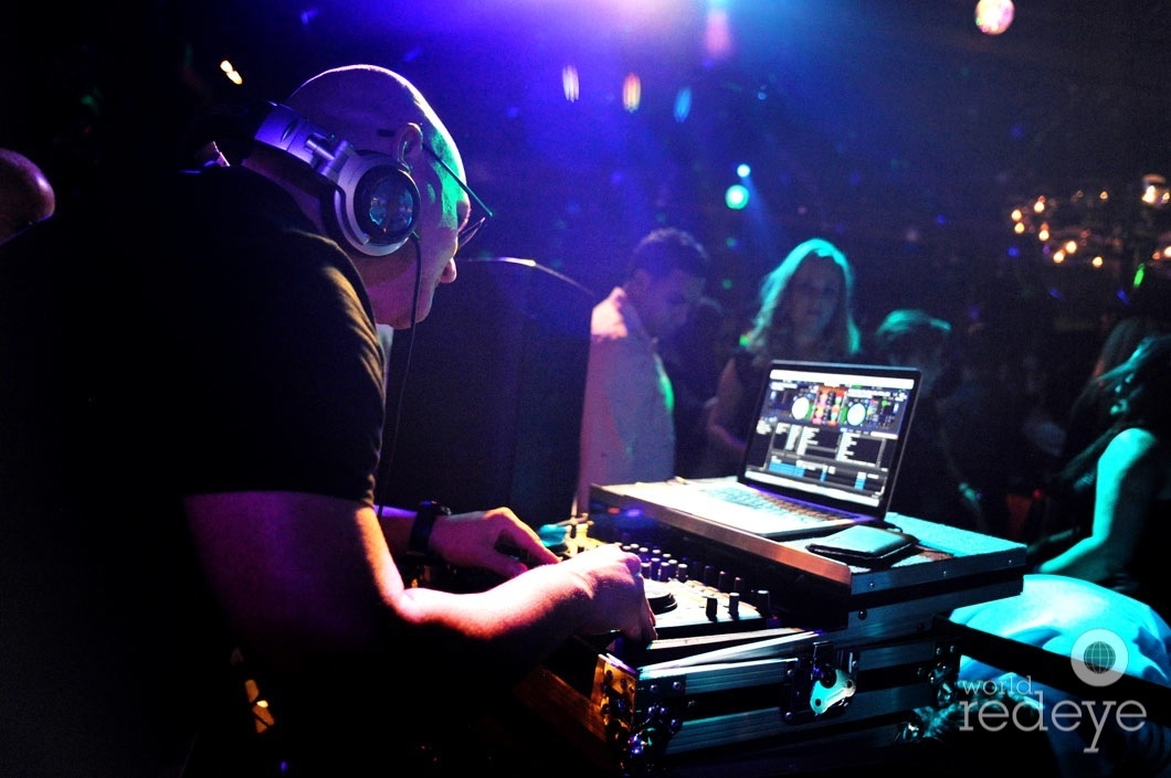 13-Danis La Clave DJing