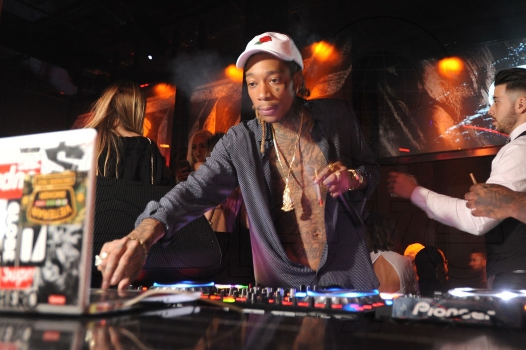 14-8-Wiz-Khalifa-aka-DJ-Daddy-Kat-djing4-1060x705