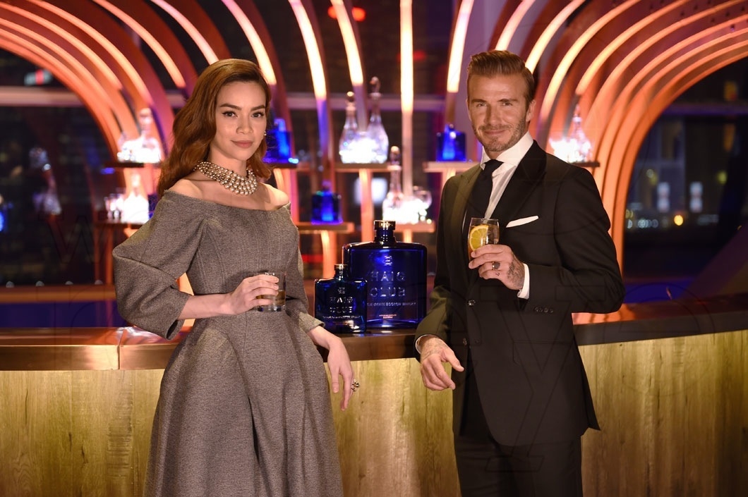 29-David Beckham and Ho Ngoc Ha raising a glass at HAIG CLUB™ Shanghai