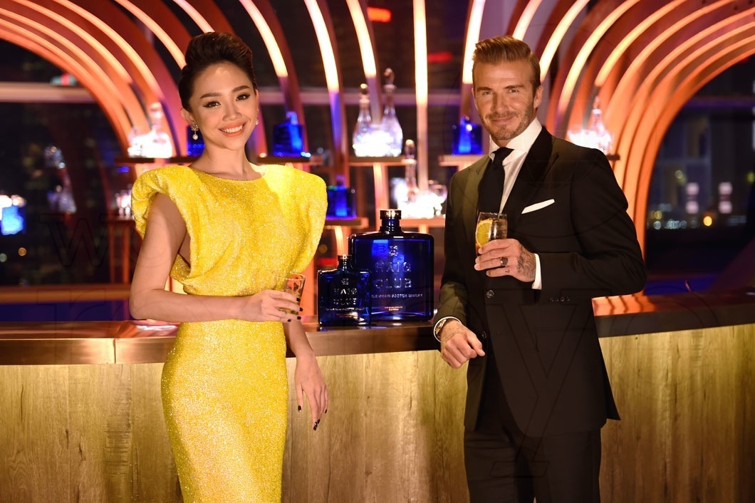 30-David Beckham and Toc Tien raising a glass at HAIG CLUB™ Shanghai