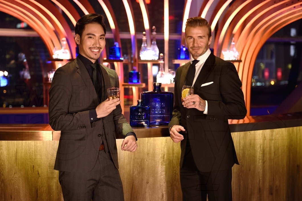 31-David Beckham and Ly Qui Khanh raising a glass at HAIG CLUB™ Shanghai