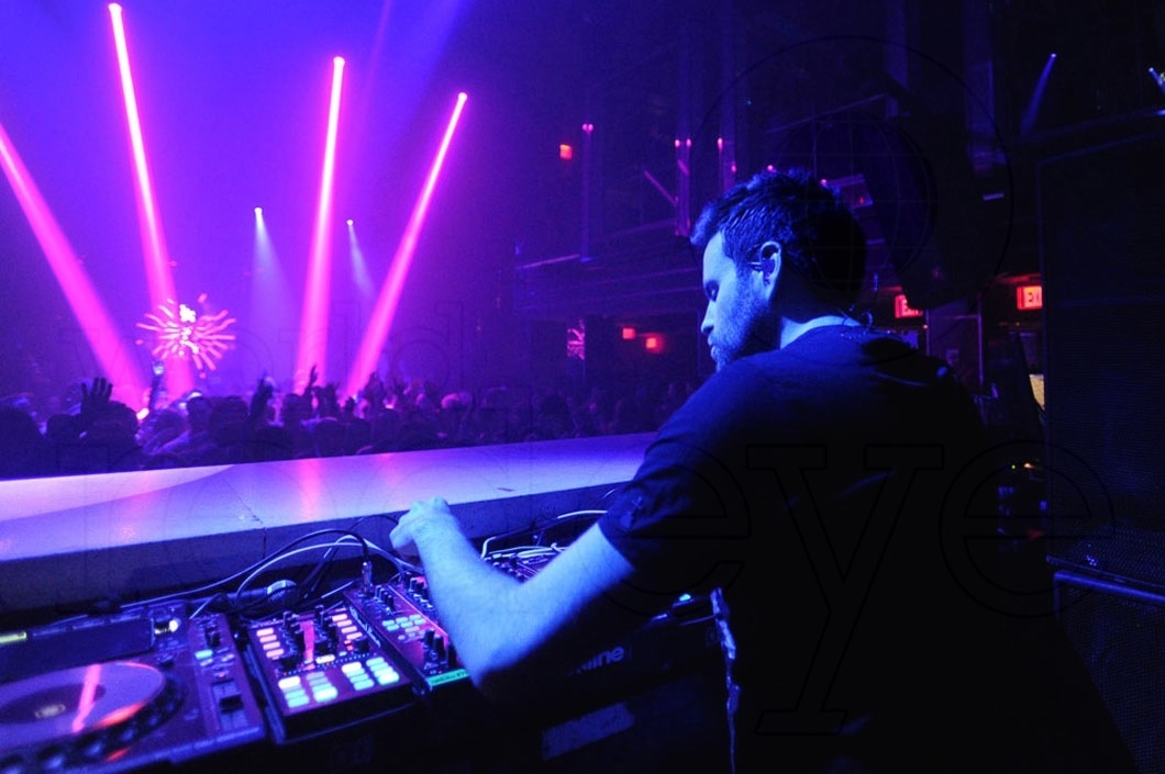 2-Gareth Emery djing5