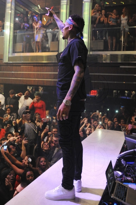 4-Chris Brown LIVE6