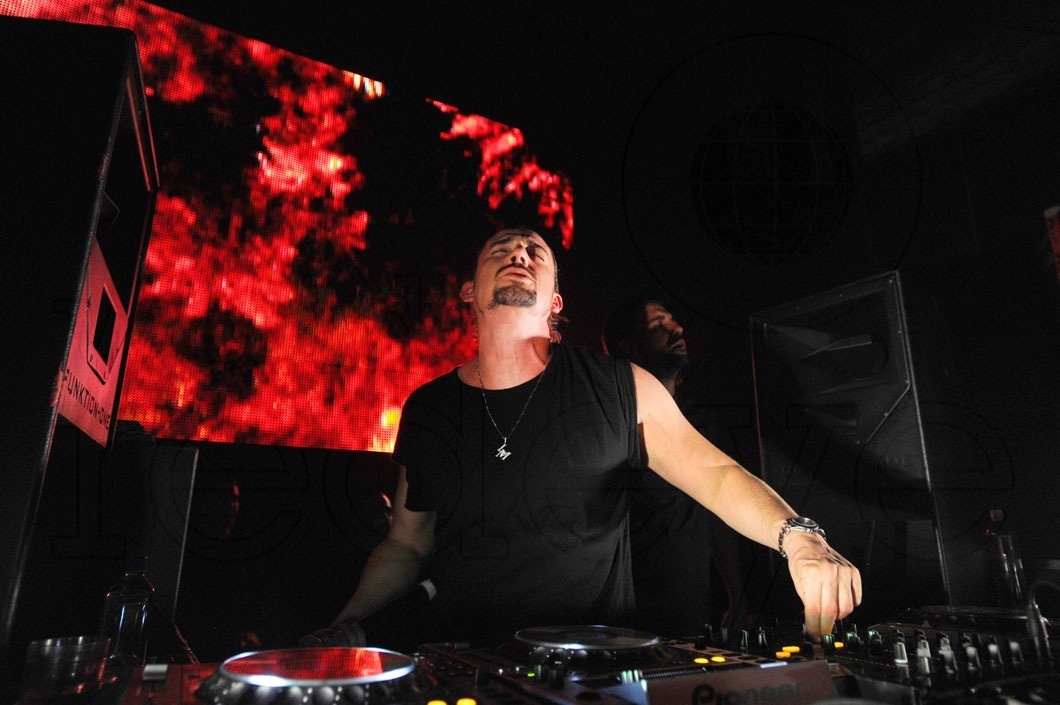 34.1-Dimitri Vegas & Like Mike djing72