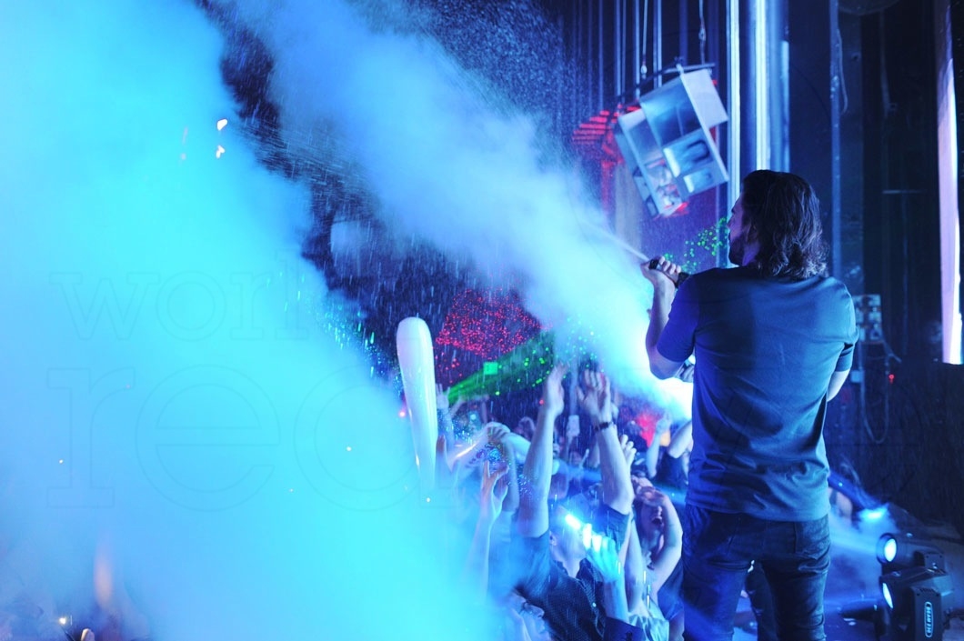 5-Dimitri Vegas performing6