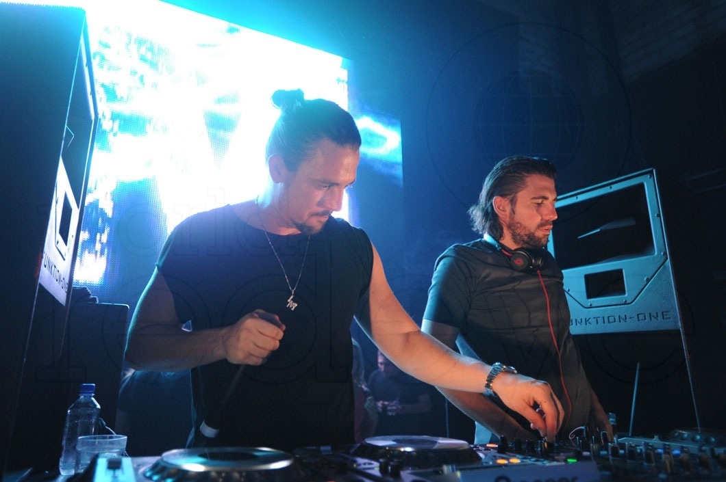 9-Dimitri Vegas & Like Mike djing52