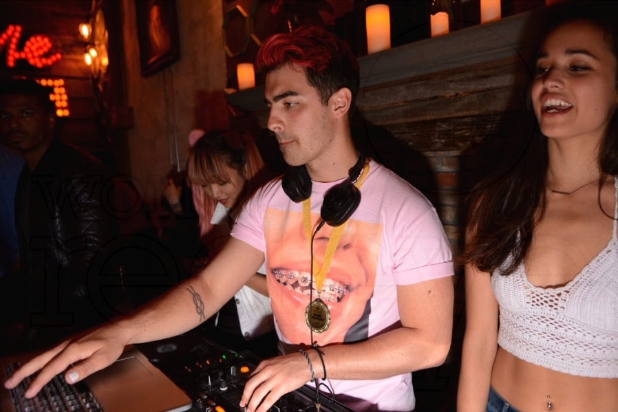 2-Joe Jonas Spinning7