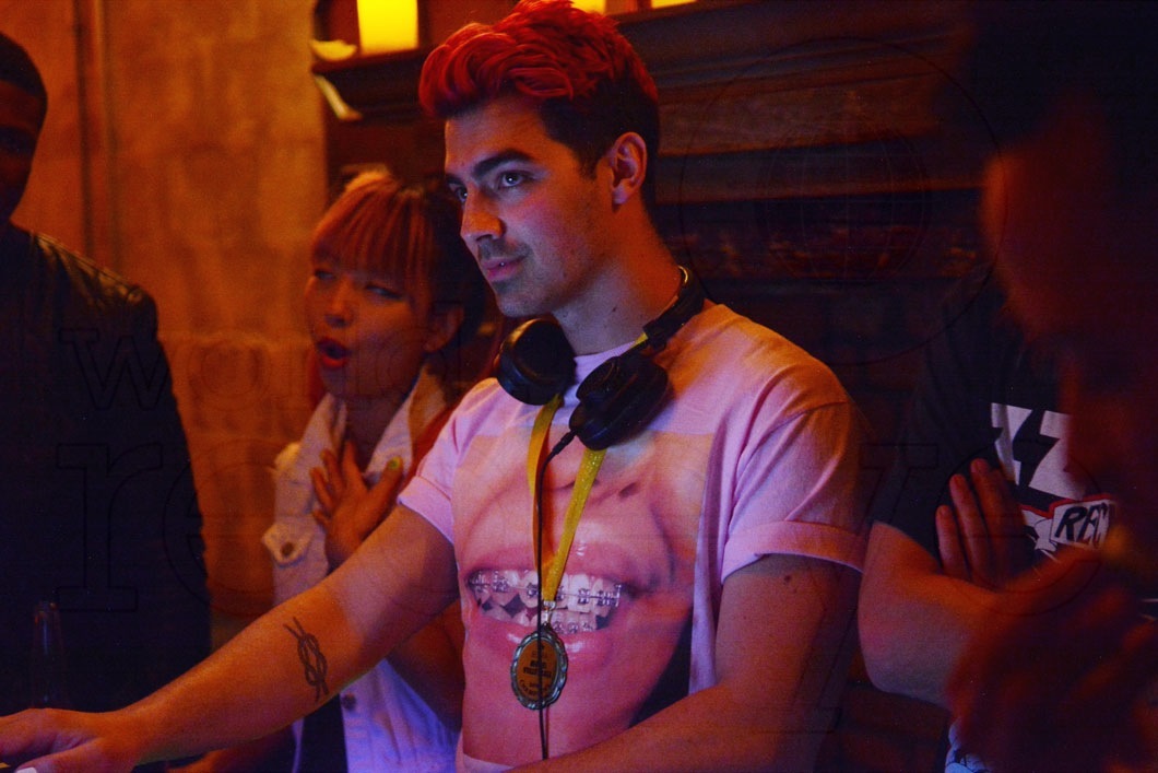 3-Joe Jonas Spinning3