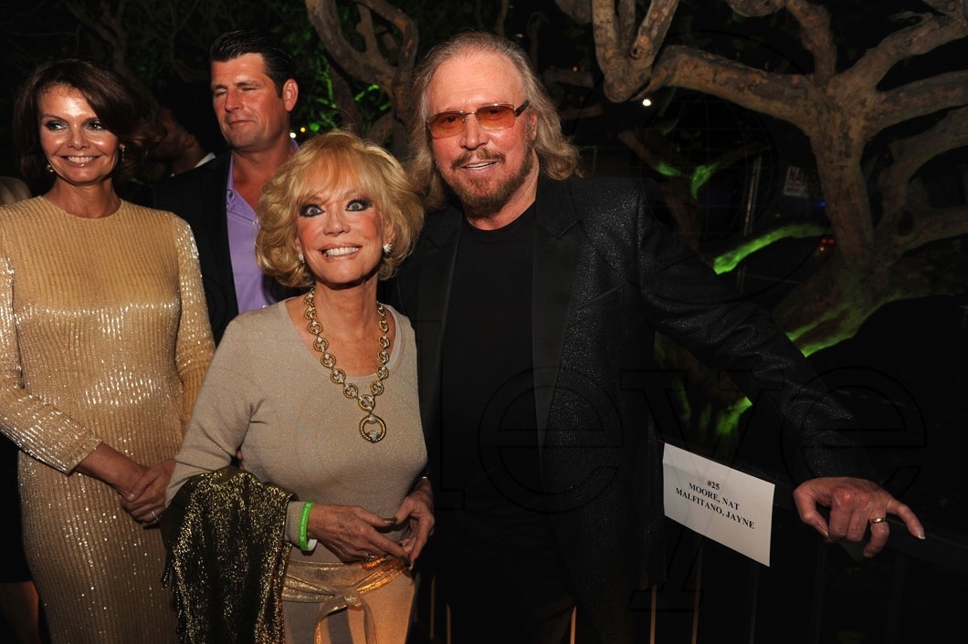 83.4-Kathy Simkins & Barry Gibb