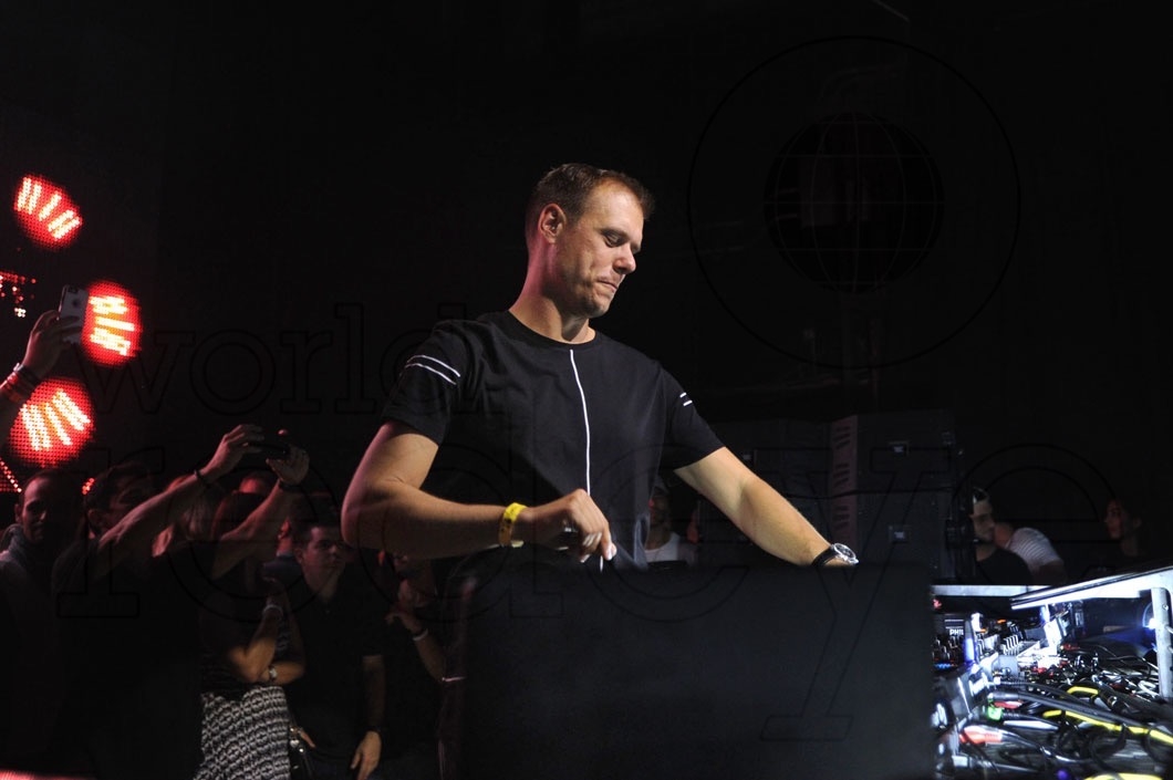 10-Armin Van Buuren djing3