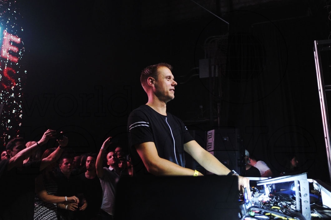 11-Armin Van Buuren djing