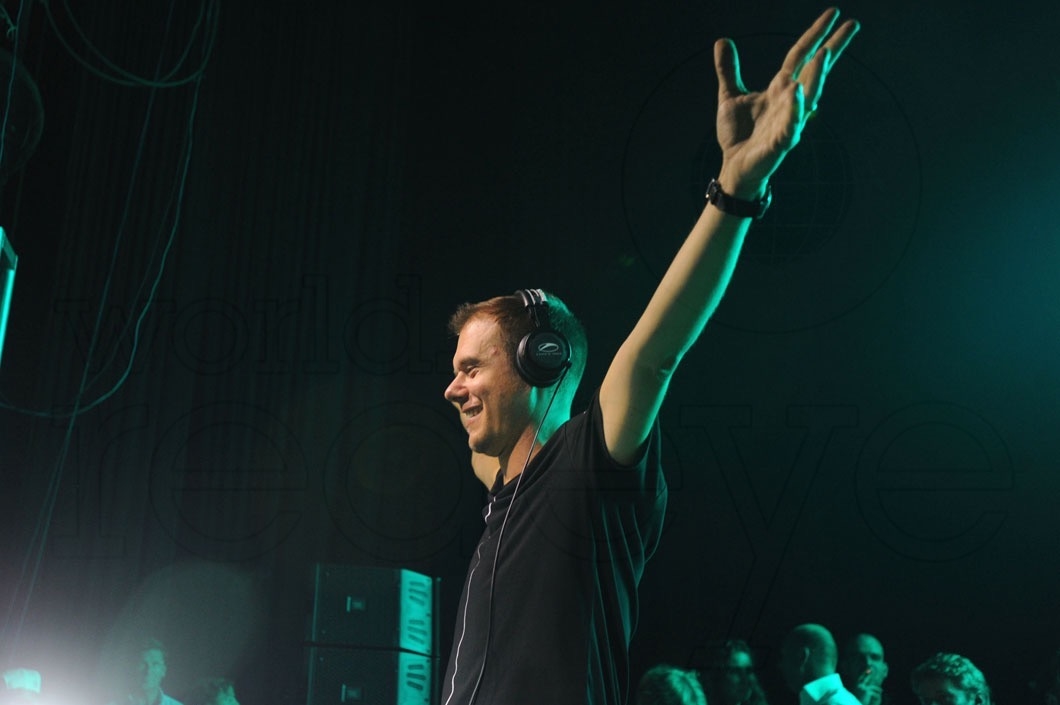 12-Armin Van Buuren djing19