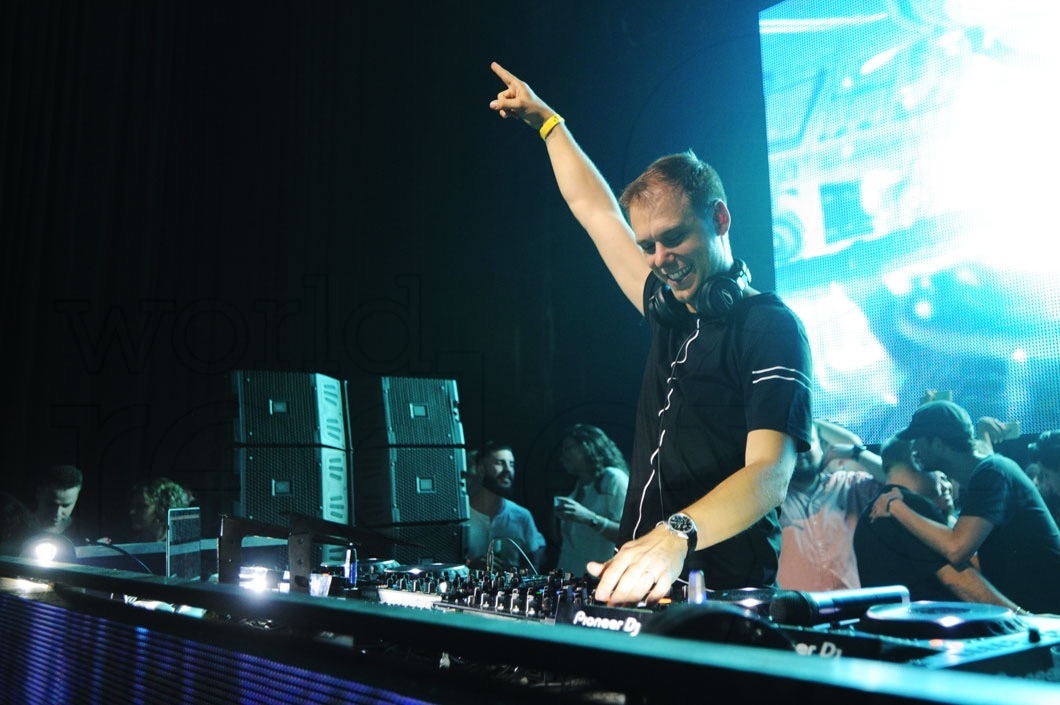 19-Armin Van Buuren djing51